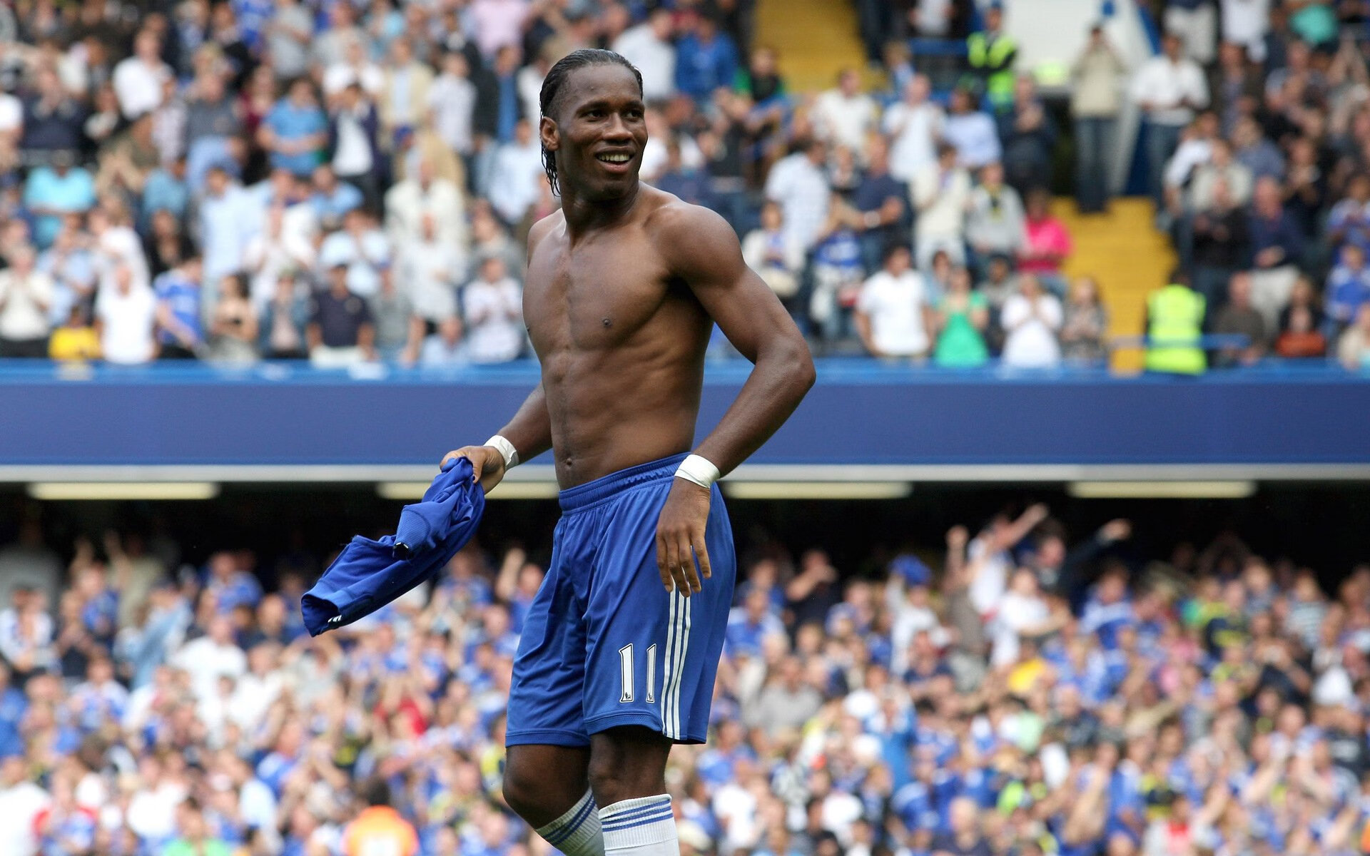 世界街区短跑挑战 选手在老城区巷道间转弯变向测试敏捷