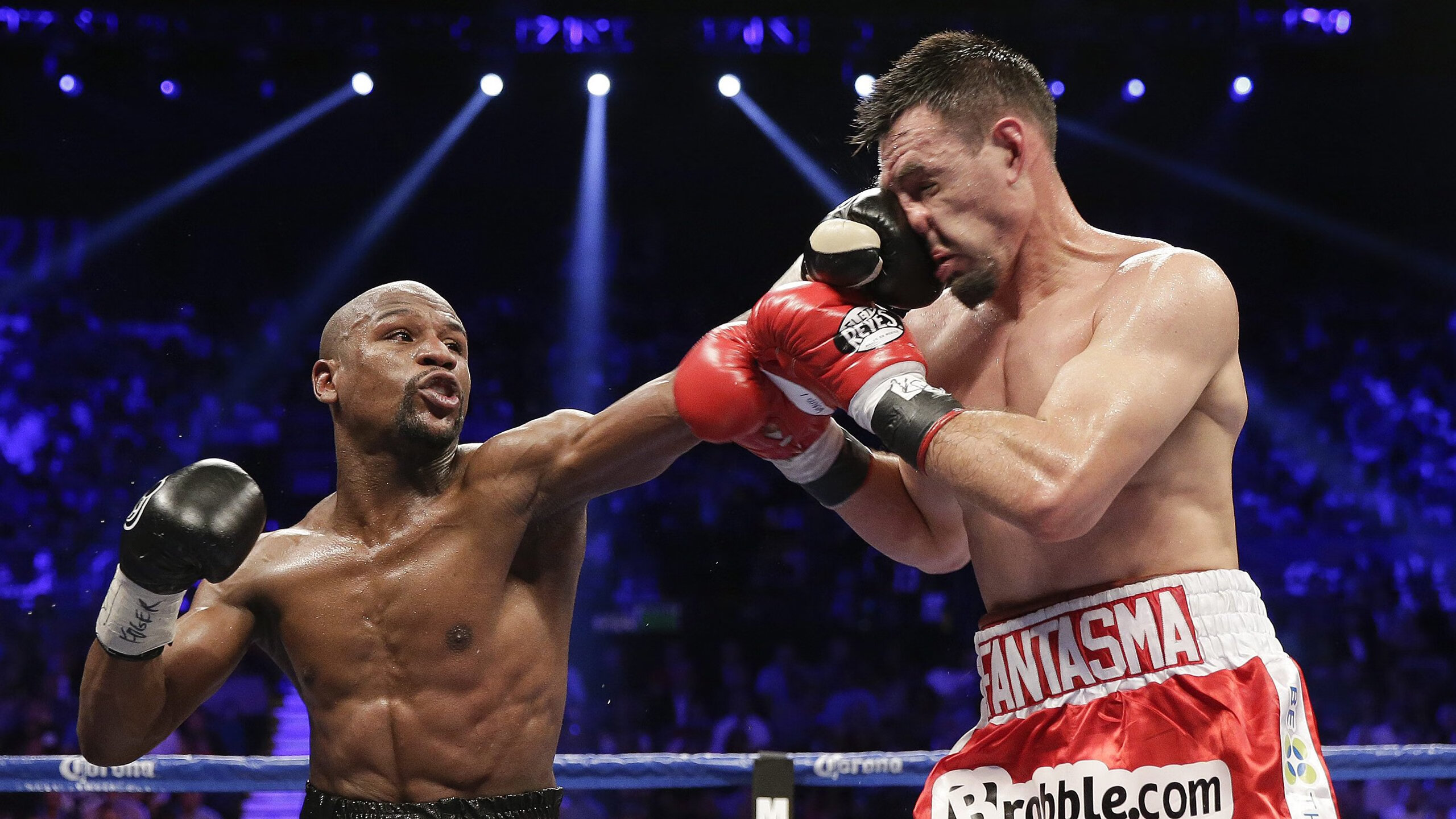 世界街区短跑挑战 选手在老城区巷道间转弯变向测试敏捷